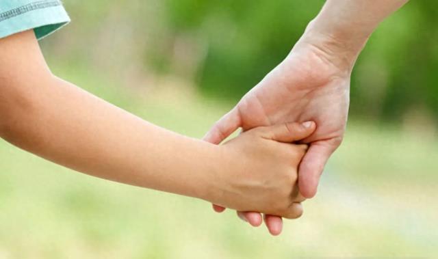 泪目！大S孩子一直拿着她剩下的半块饼干