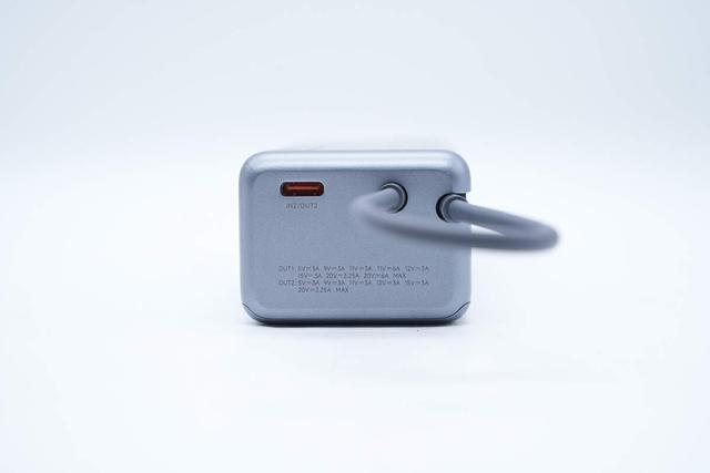 支持65W PD快充和120W小米快充，小米165W自帶線充電寶拆解