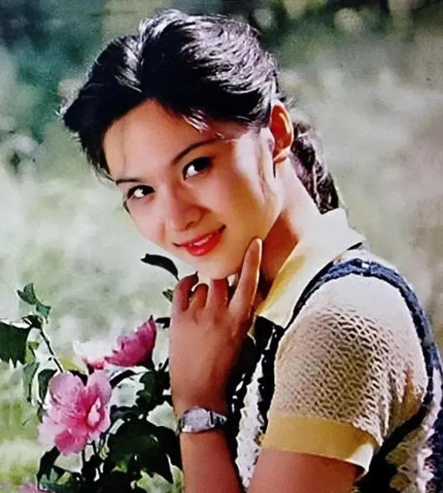 她是80年代央视美女主持，嫁给军委副主席之子，离婚后以卖画为生