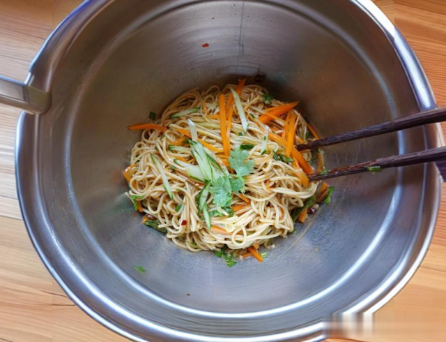 天热了就想吃碗酸辣凉拌面，清爽开胃又管饱