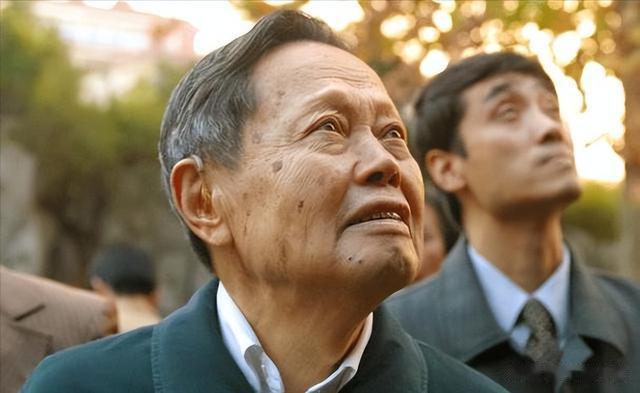 杨振宁的“长寿秘诀”，最核心的并不是多运动、喝水，而是这4点