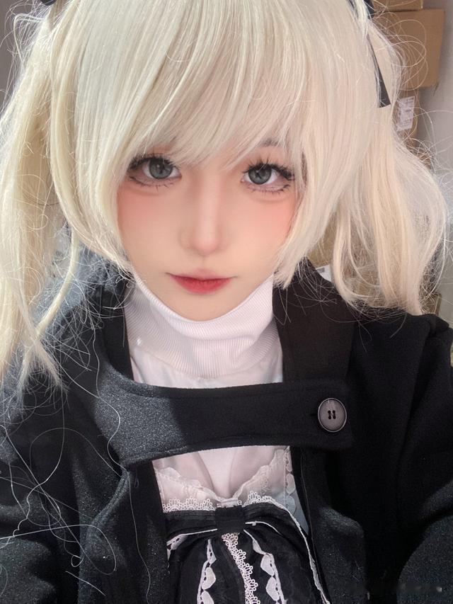 小姐姐做长款美甲后便换了一种敲键盘方式的动图!我让你得瑟了吗