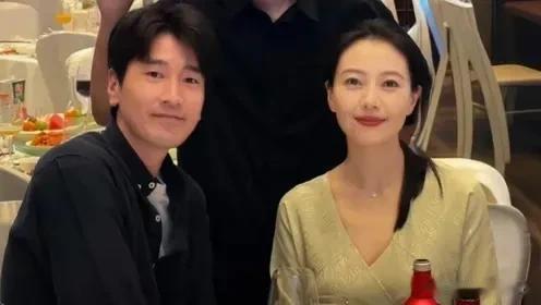 曝！高圆圆与女儿一起亮相，浓眉大眼真像爸爸赵又廷，复制粘贴吧