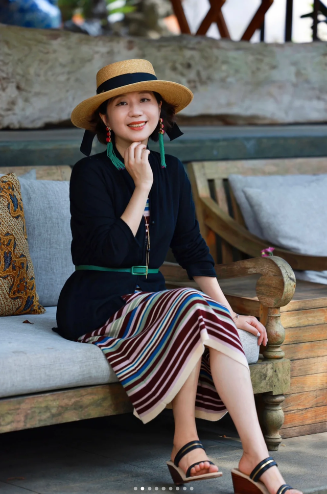 这才是中年女人应该有的样子,短发微卷、优雅穿衣、时髦得体