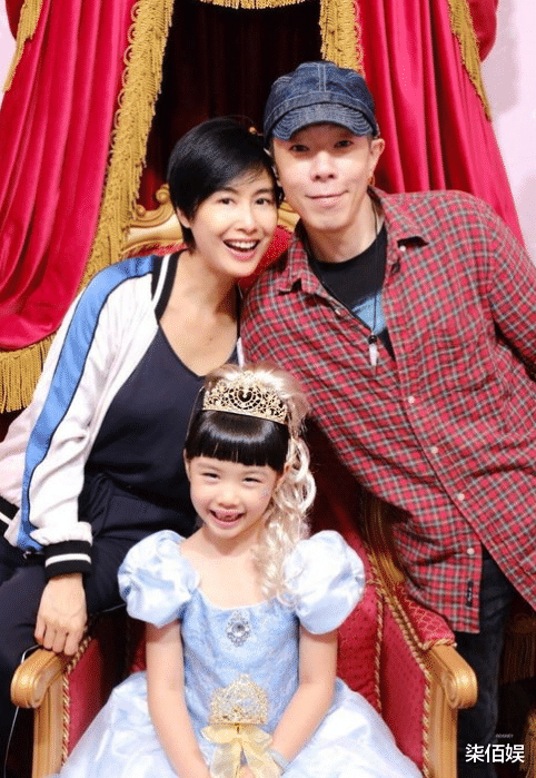 朱茵一家三口逛街，12岁黄莺身高直追175爸爸，不漂亮但很自信