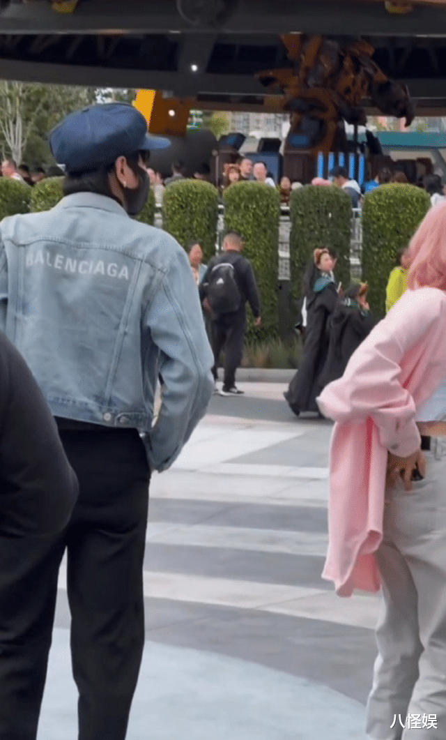 张若昀带妻女游玩，唐艺昕坐副驾笑得一脸幸福，粉发白皮好少女