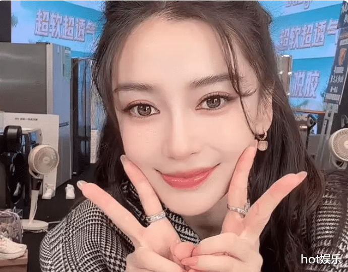 杨颖与辛巴合体直播,被喊“顶流”表情难堪,试水复出再次失败