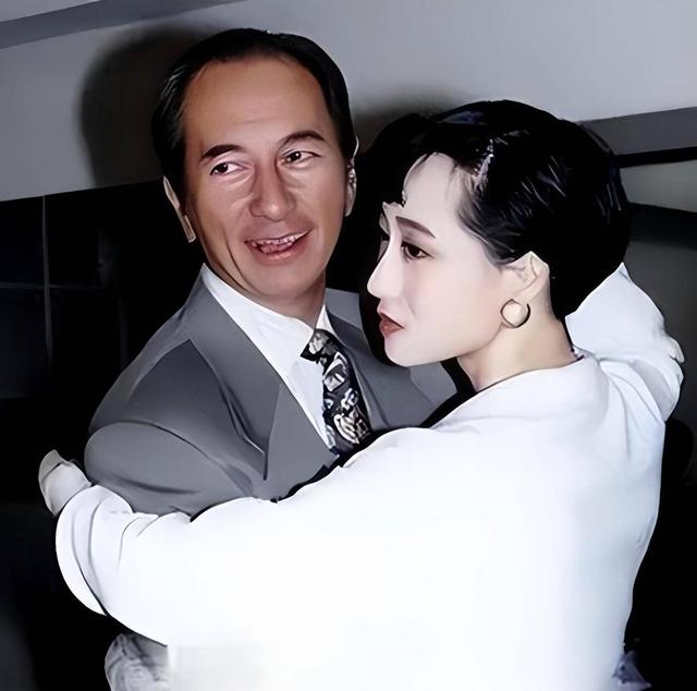 62岁利智难得露面，苍老得像个老头！一家三口再次到尼泊尔求佛