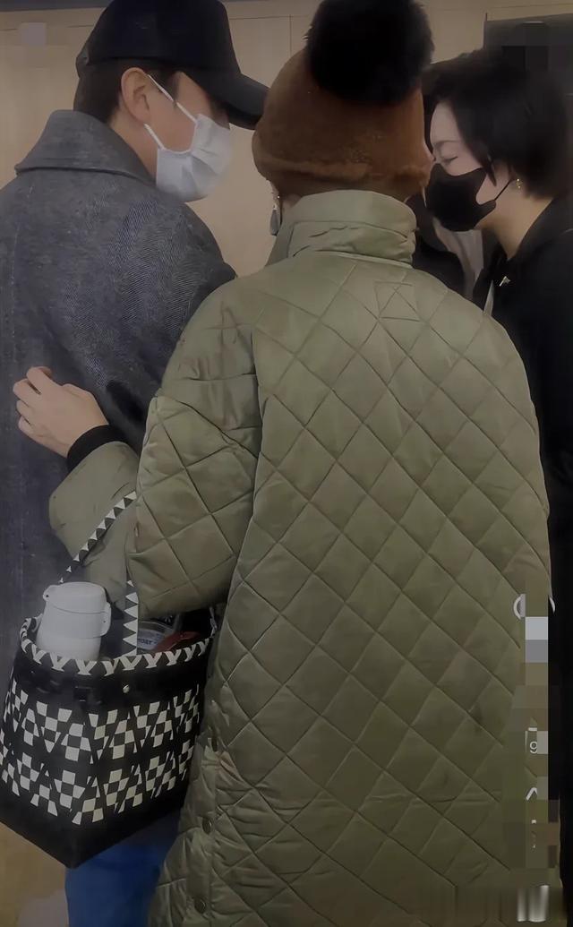 邓超孙俪夫妻两人低调参加女儿比赛 全副武装 现场热聊没有一点架子