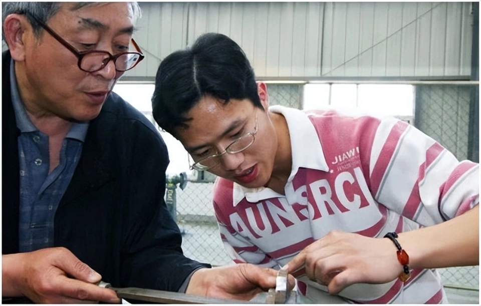 老板让公司老师傅带徒弟，每月涨3000元工资，半年后老师傅懵了