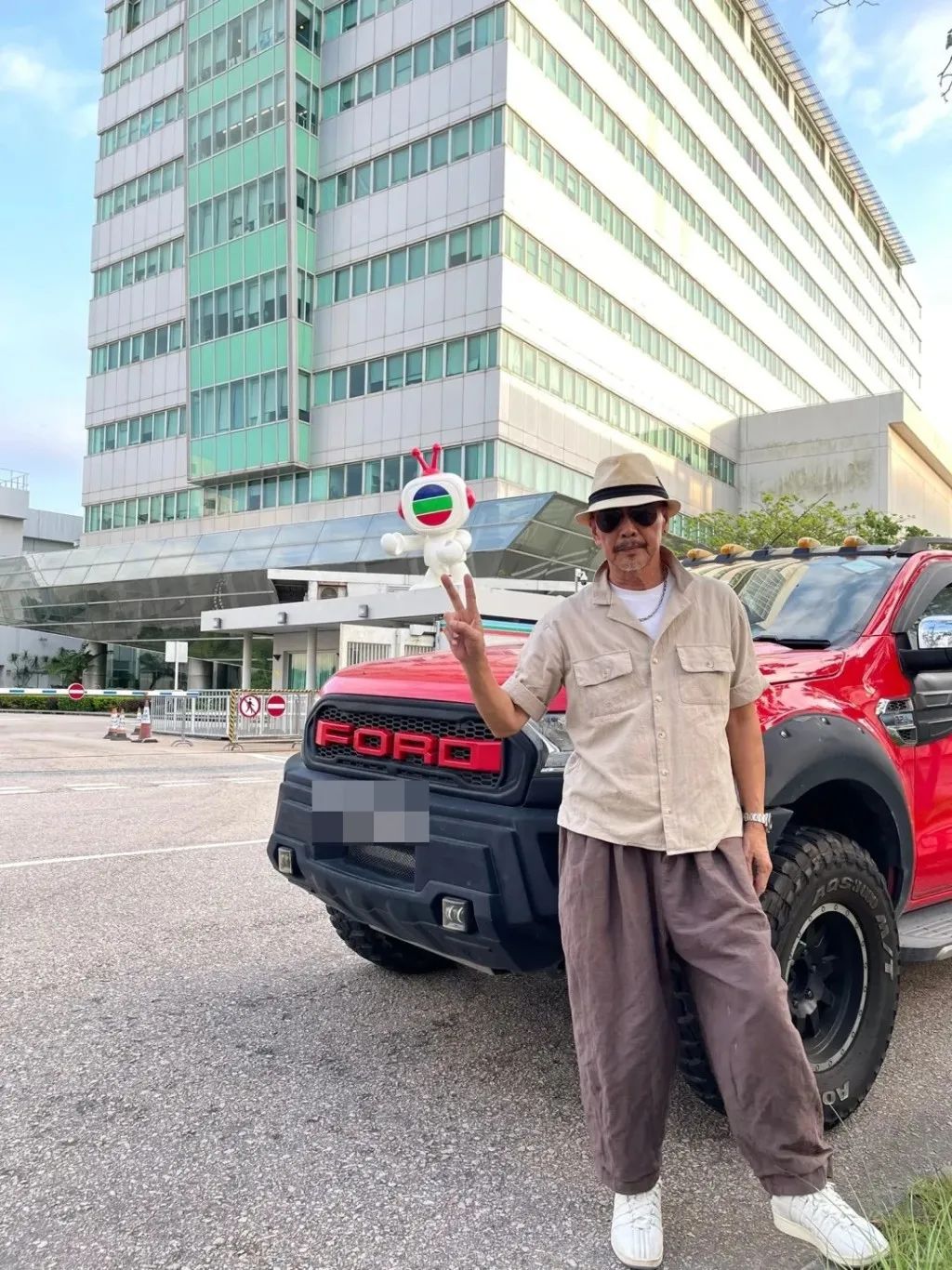 TVB绿叶王宣布离巢！大晒电视城合照称后会有期！