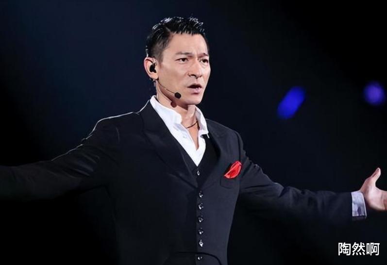 乐坛最大的笑话，一首代表作都没的歌手，却敢当评委自称乐坛的神！