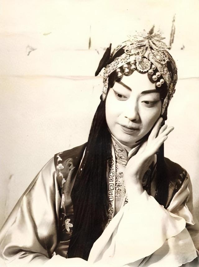 吃里爬外，赴美不归？她带领30名演员选择留美，如今老了回来了