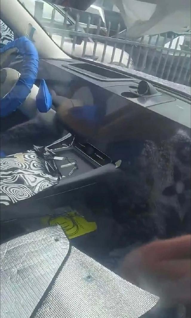 问界M8谍照流出，内饰配三联屏+华为SOUND音响