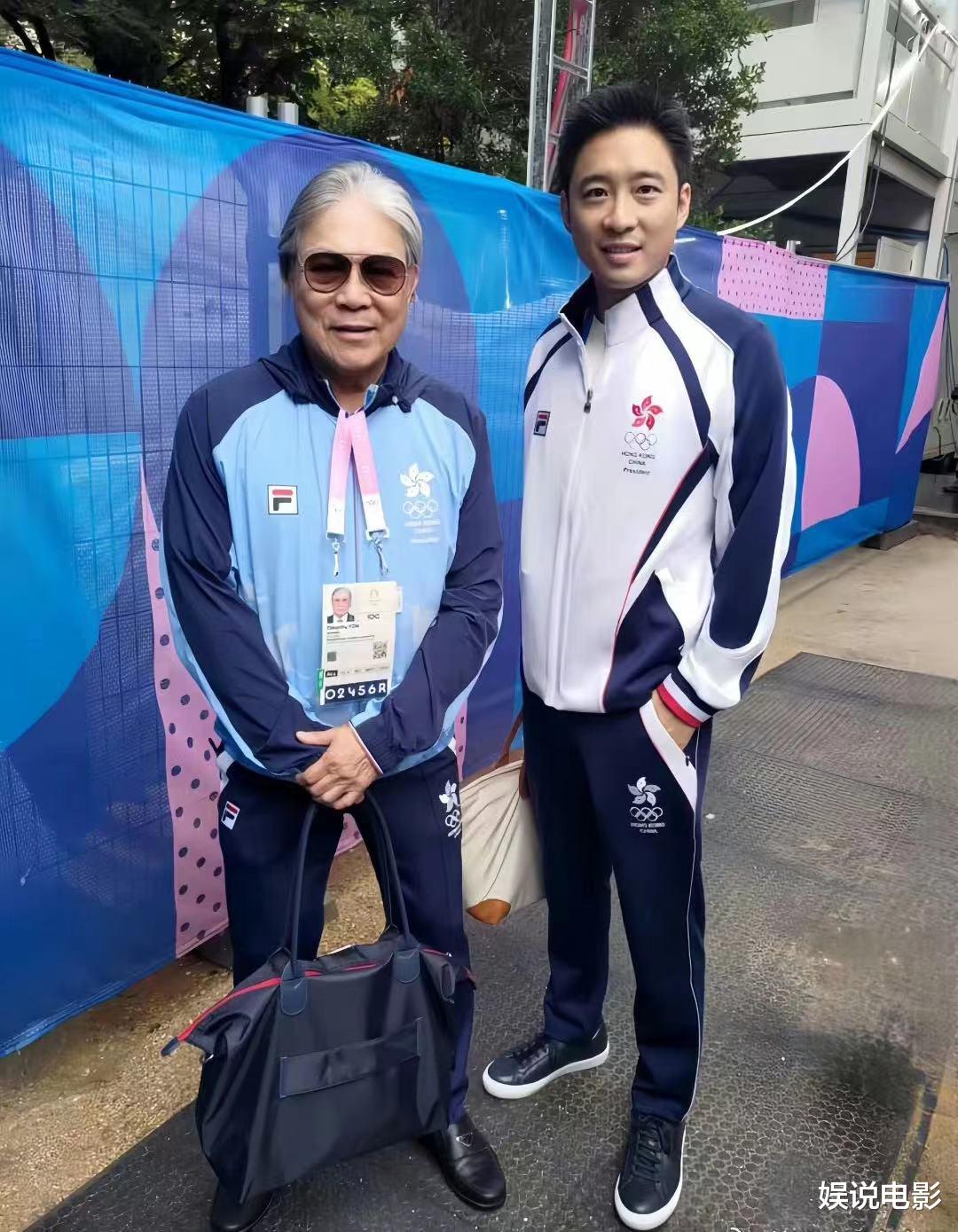 网友偶遇霍启刚郭晶晶，霍启刚还给他们拍照，霍震霆霍启山也在