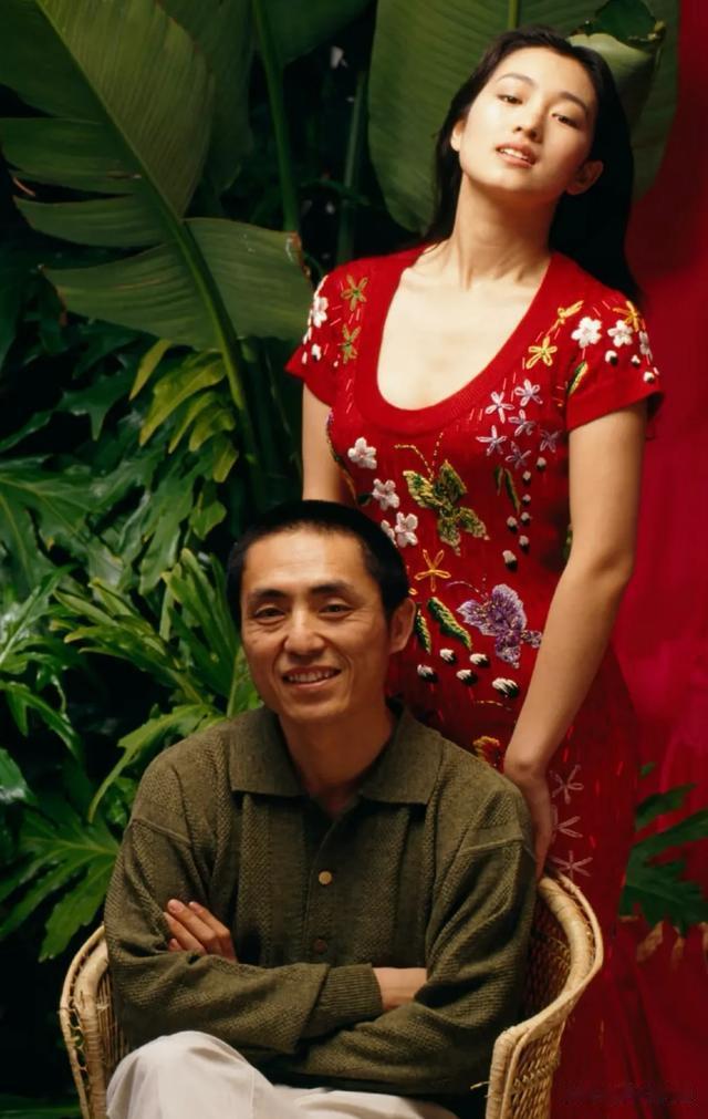 张艺谋陈婷一起现身巴黎名媛舞会,18岁女儿张壹娇穿蓝裙雍容华贵