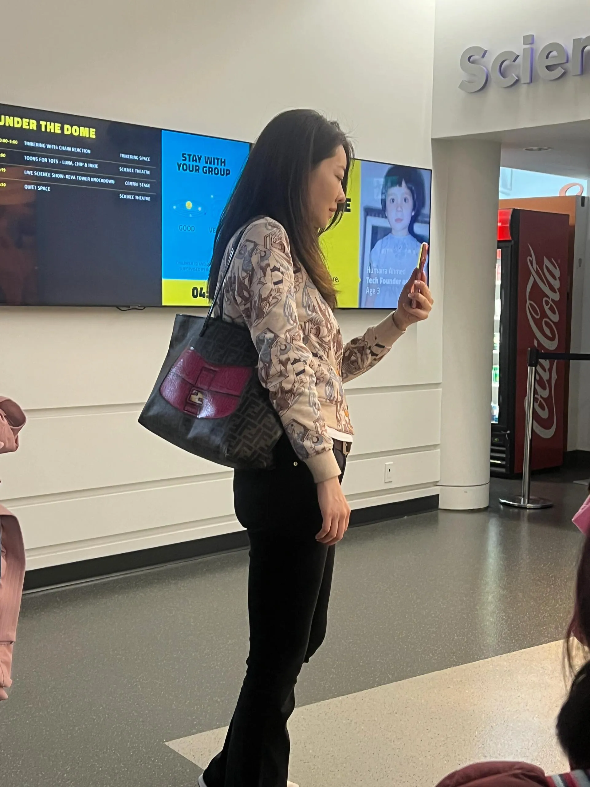 偶遇熊黛林一家四口逛科技馆，带娃状态显疲惫，双胞胎女儿好可爱