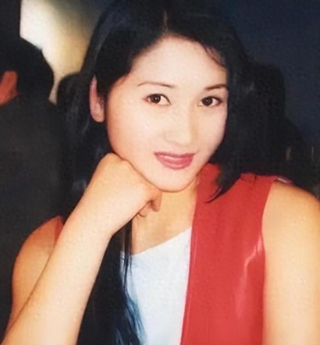 “三寸黄泥地”,她仅凭一己之力揭开娱乐圈的黑暗,现却下场凄惨