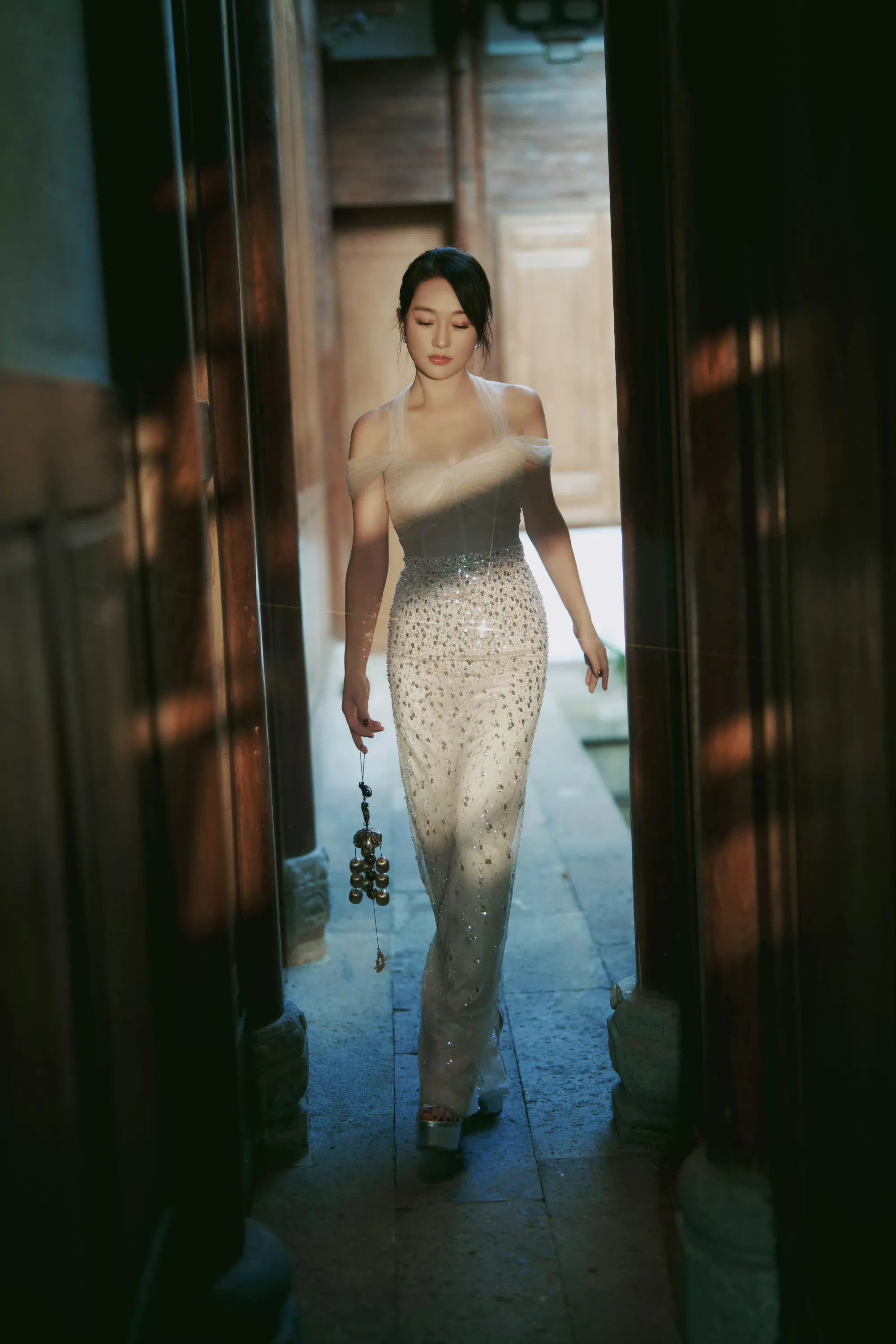 周迅被赞50岁正是迷死人的年纪，穿粉色薄纱吊带亮片裙，私服也美