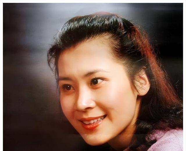 她是国家一级演员，正军级待遇，33岁离婚至今单身，66岁气质不凡