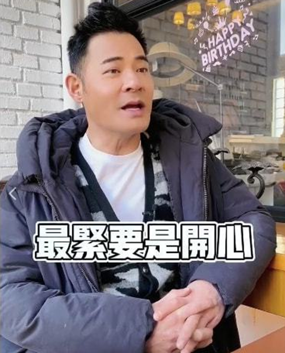 港剧男黄智贤57岁生日！无儿无女认郑嘉颖三子做干儿，全是高颜值