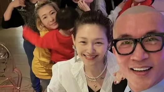 曝大S具俊晔带三胎跨年，2岁儿子羞涩躲镜头，网友：为爱情太拼了