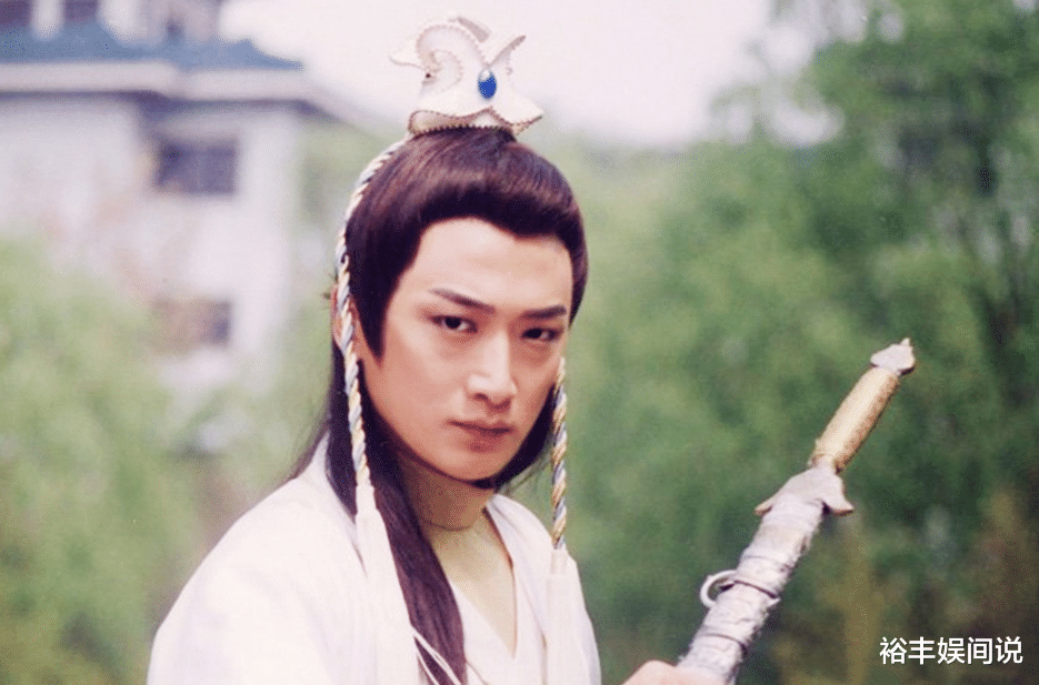 邵峰携妻子参加女儿毕业典礼!18岁女儿颜值超高,已拥有加拿大籍