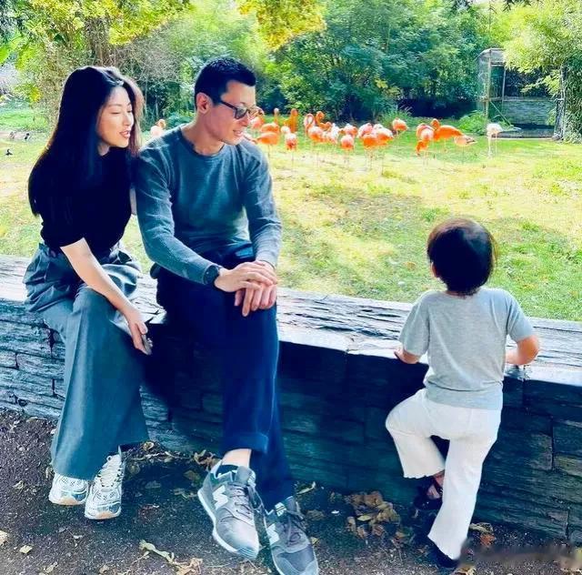 朱珠一家三口逛环球影城被偶遇,网友:3岁珠宝很可爱,朱珠好瘦