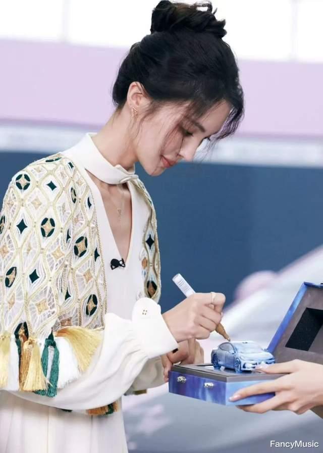 金晨近照曝光,再次陷入整容风波,网友:撞脸章若楠!