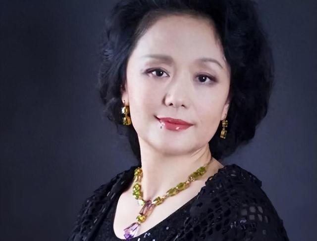 她是大陆第一代潘金莲,婚后丈夫出轨,59岁被乐嘉强吻如今怎样了