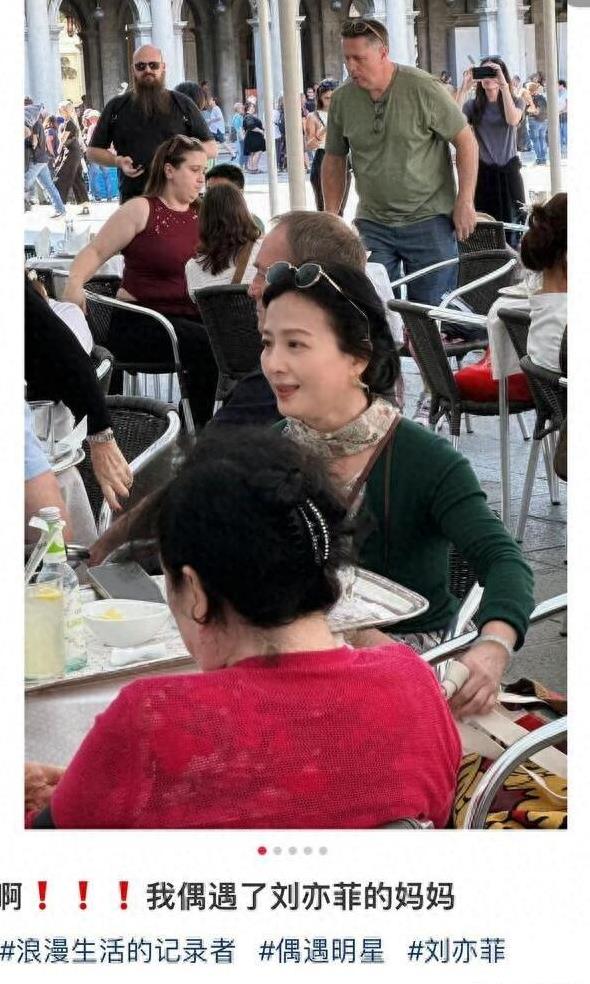 刘亦菲和妈妈一起去哈尔滨,刘晓莉身穿浅色皮草,65岁还是这么美