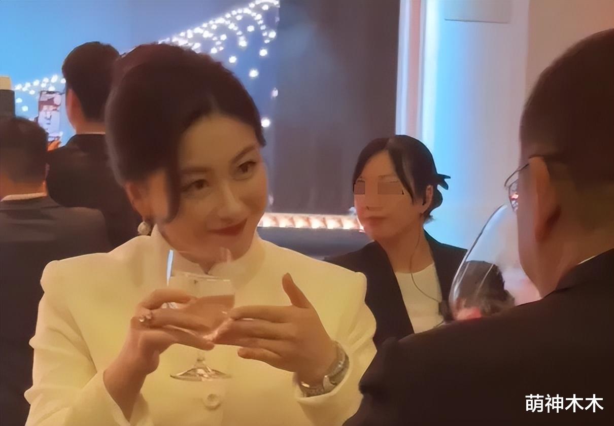 40岁女星朱珠给大佬敬酒,打扮得体举止优雅,一个细节显出家教