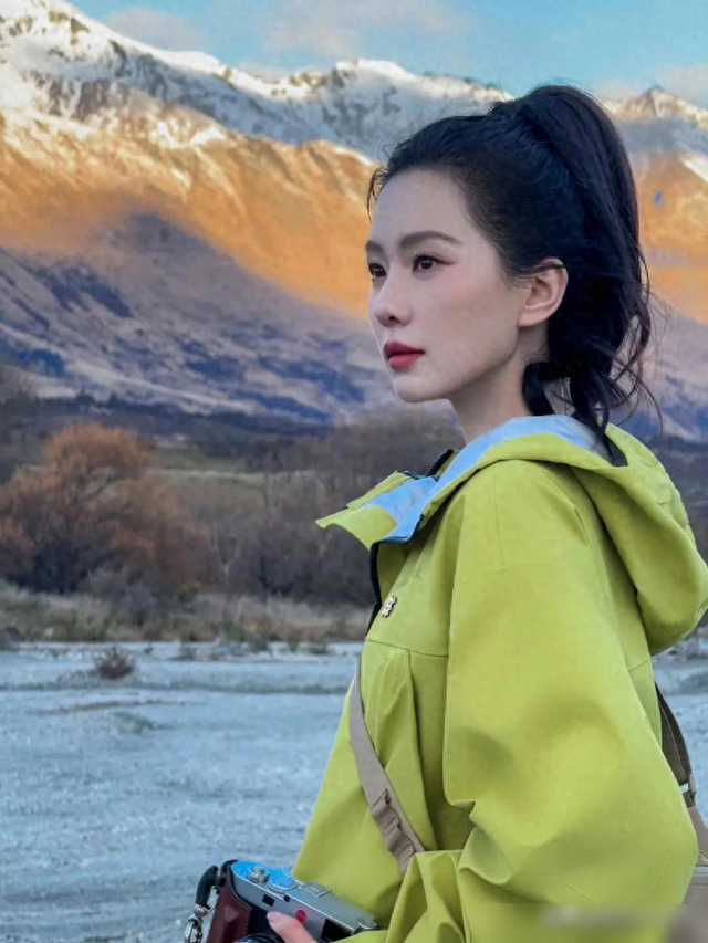 刘诗诗高马尾黄绿色冲锋衣造型,绿意盎然,俨然美成了一幅画!