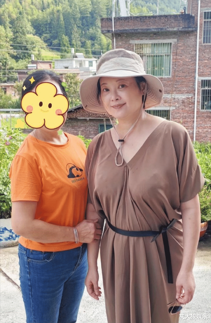 袁立回家探亲被拍，52岁身材发福与大妈无异，却被赞优雅老去