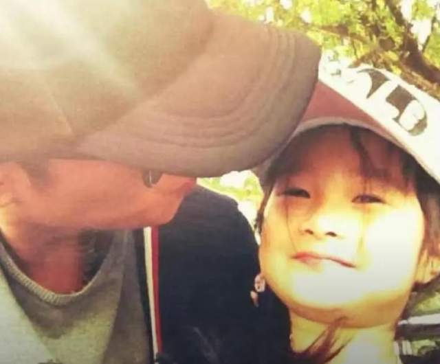 文章大女儿回老家看爷奶,与老爸合影很幸福,文章依然活力满满