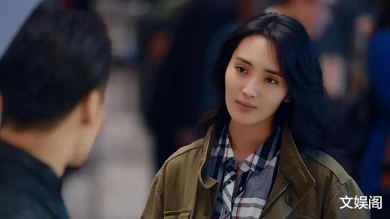 33岁的金晨脱离滤镜出演“列车员”,扯下了多少美颜女的遮羞布?