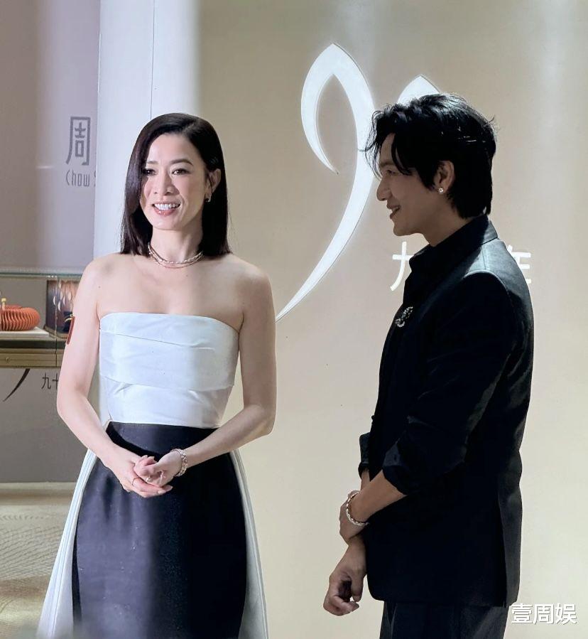 49岁佘诗曼穿抹胸亮相魅力十足,皮肤白得透亮,太有女人味了!