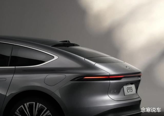 蔚来ET9内饰被曝光，15.6英寸AMOLED中控屏，1.4米贯穿式天际线屏