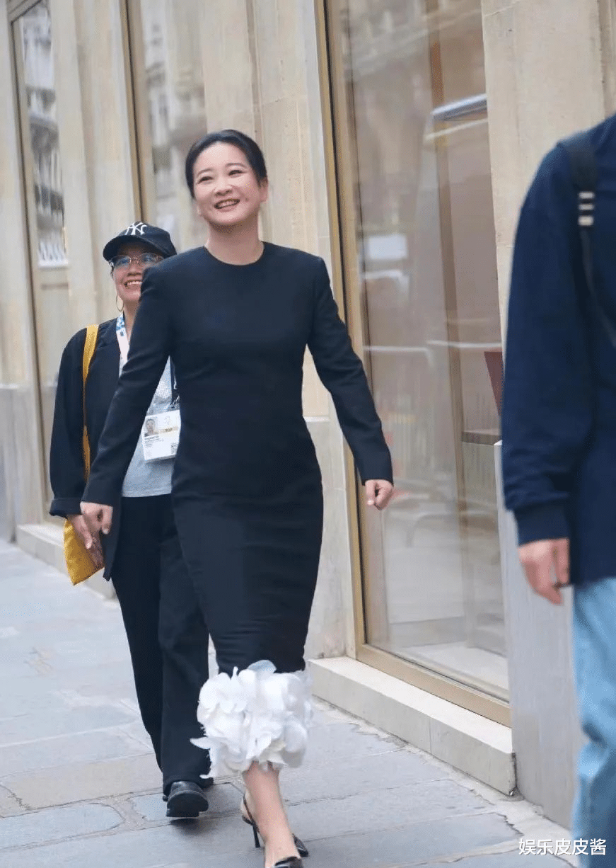 42岁贾玲现身巴黎,一身衣服五万三,减肥100斤如今并未反弹