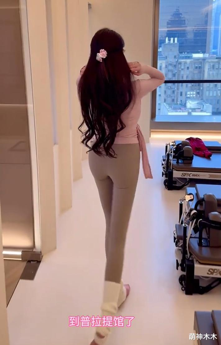 杨颖庆生显落寞，闺蜜杨幂祝福罕见缺席，黄晓明女友同一天秀钻戒