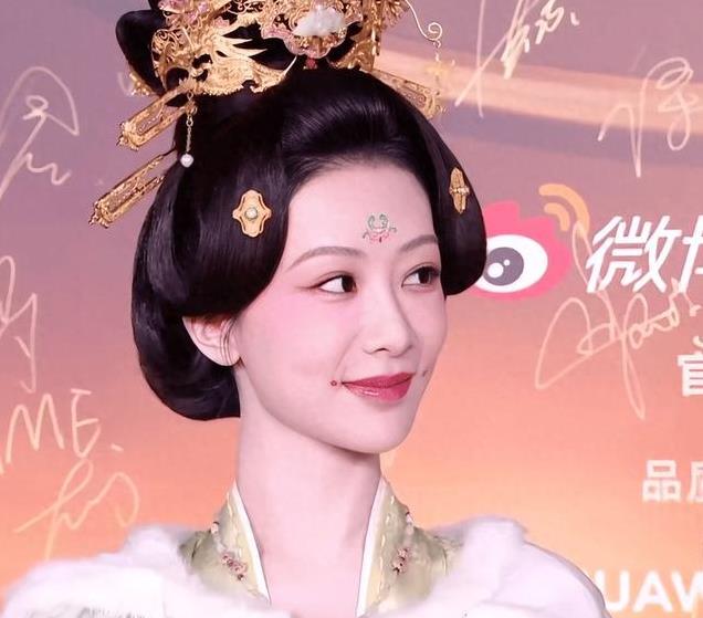 8亿播放量！被央视狂赞的32岁杨紫，抬眸一笑就把河南送上了热搜