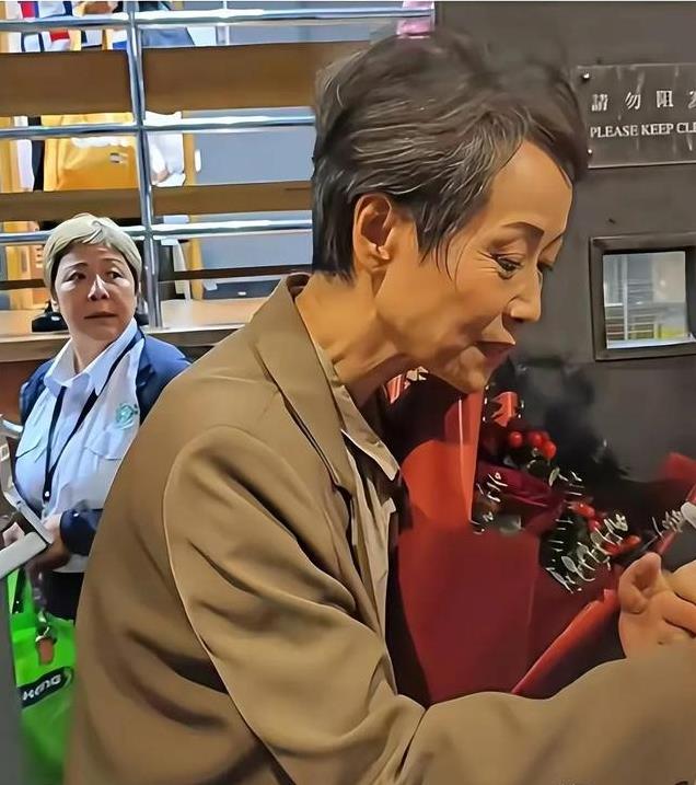 无滤镜现原形,热巴香肠嘴,高圆圆两层游泳圈,杨坤成行走的石像