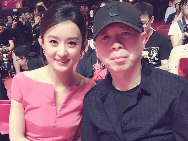 赵丽颖陪知名导演吃饭被拍!冯小刚谈笑风生,两人或又将深入合作