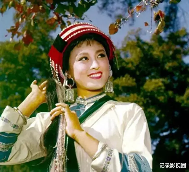 杨丽坤10张晚年照片，张张令人心痛，害她的人竟有昔日“姐妹”？