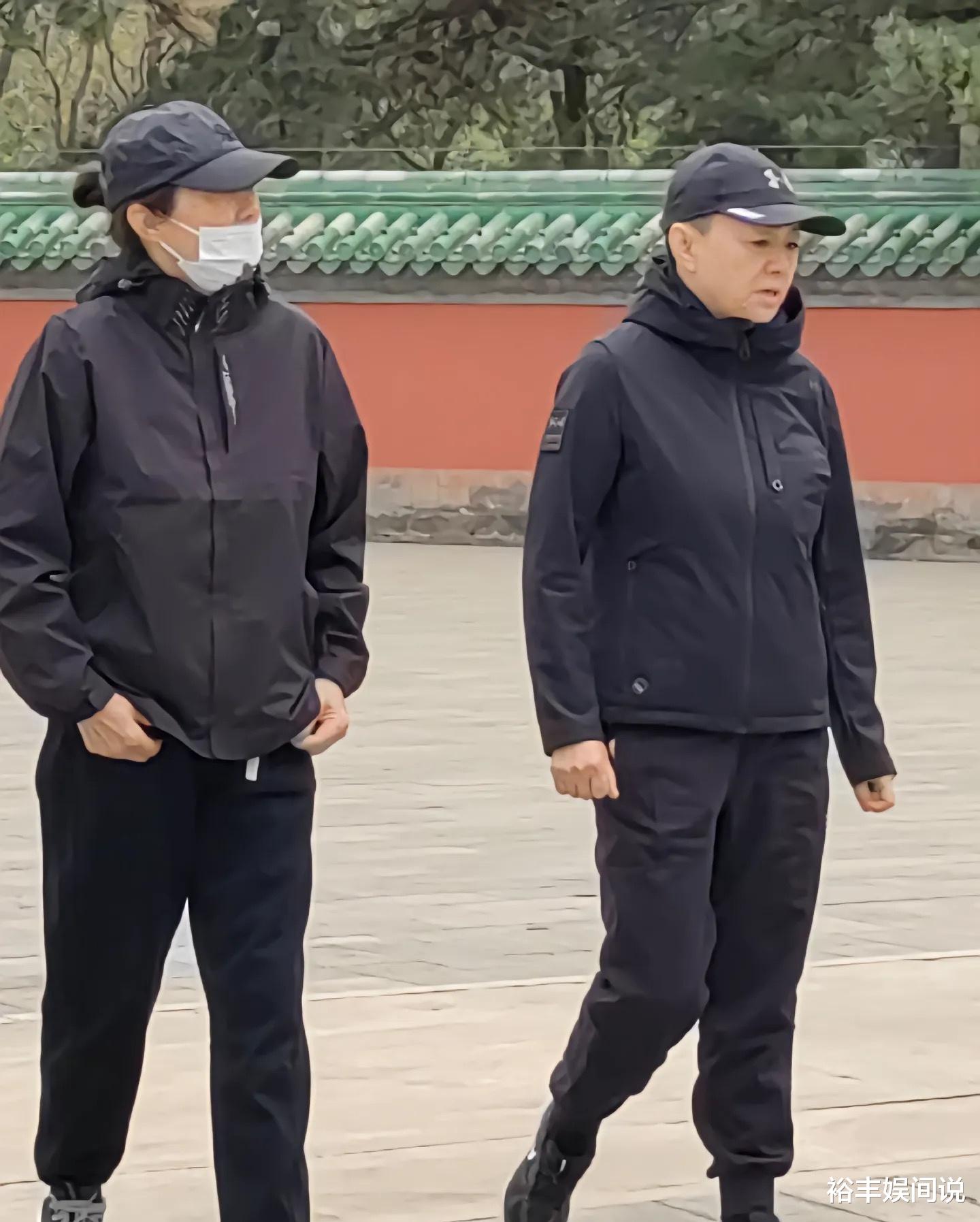 曝宋丹丹每天逛日坛公园!留寸头面容似男性,多套千万豪宅被曝光