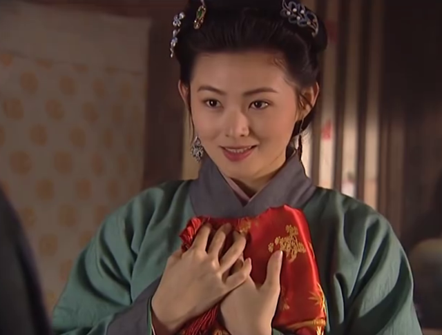 54岁潘金莲王思懿近照曝光!头发稀疏下巴尖,苹果肌肿大显苍老