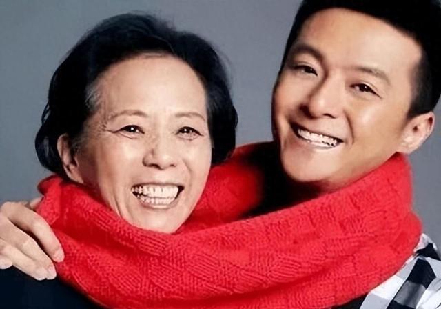 娱乐圈十大“妈宝男”:个个堪称“巨婴”,有人40岁与妈妈同睡