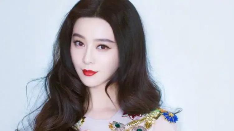 43岁范冰冰定居香港，5000万豪宅大曝光！与新男友恋情稳定甜蜜! !