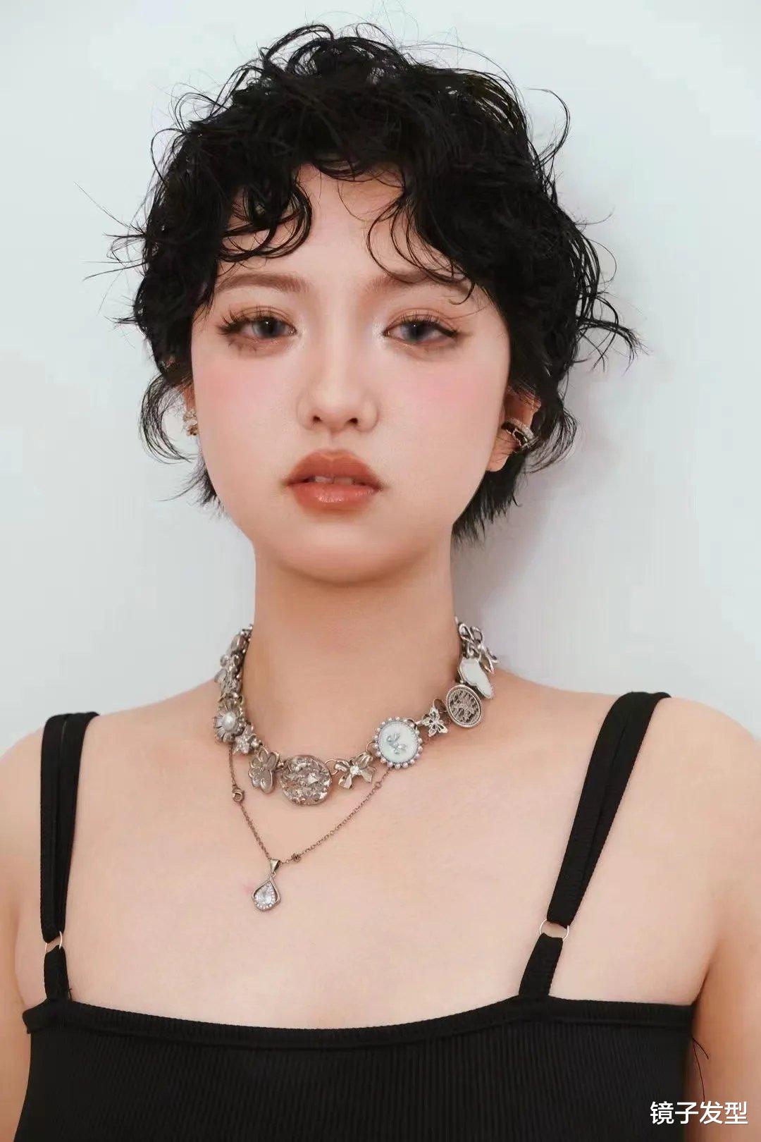 发型的魔法:锯齿刘海超短发、减龄波波头与时尚大波浪长发