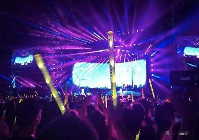 比印钞机疯狂!周杰伦杭州演唱会奥体内外人山人海,收入预超3亿